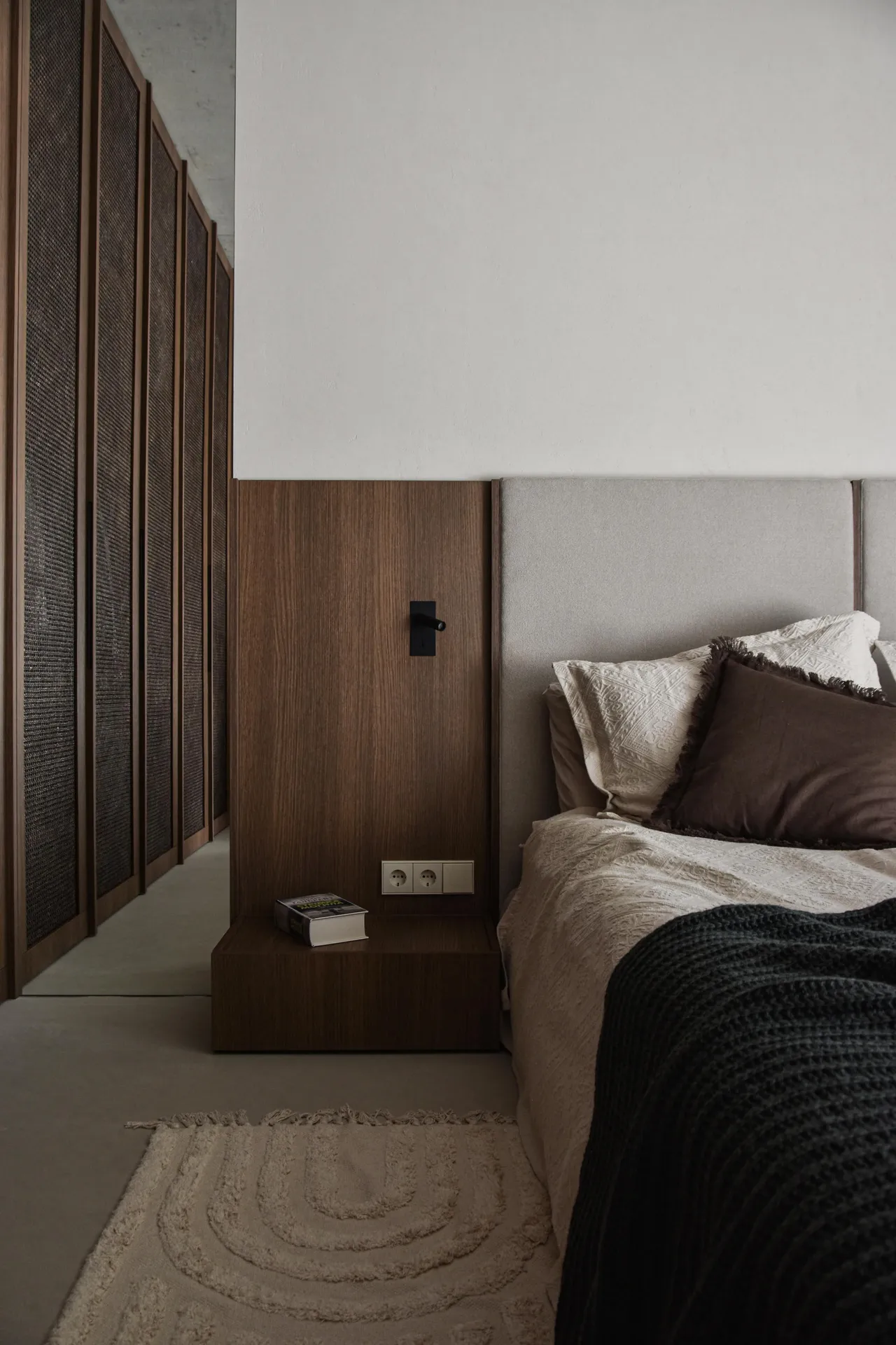 Ексклюзивне ліжко та стінові панелі у спальні Obsidian